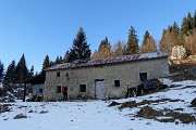 62 Ecco Baita Cascinetto (1435 m), purtroppo ormai  in ombra